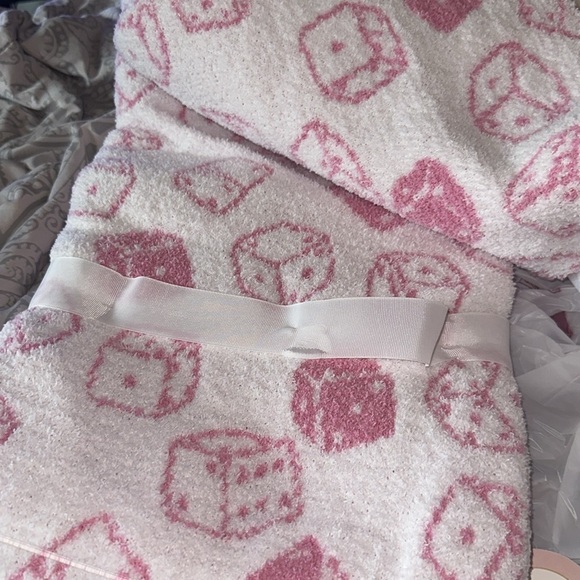Dice Game Mellow & Mod Super Soft Knit Feather Yarn Throw White Pink 50x70 - Picture 2 of 4